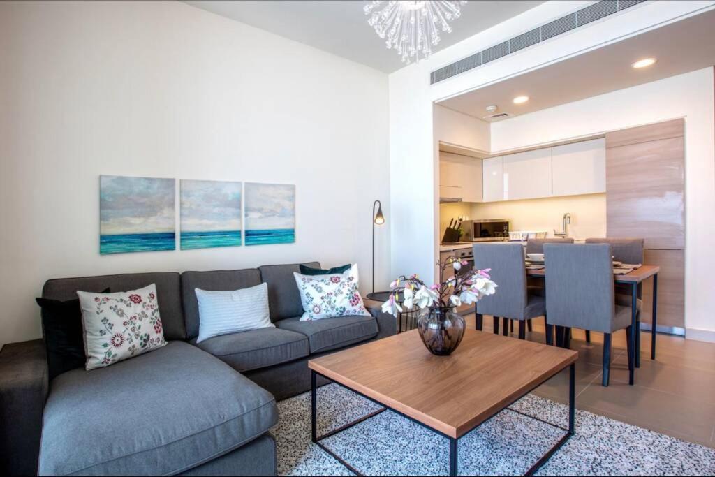 A Luxury Aprt 2 Bedrooms Balcony With Wonderful View Mall Access Hi Speed Wifi Beach Access & Much More For Family Only Samaheej المظهر الخارجي الصورة