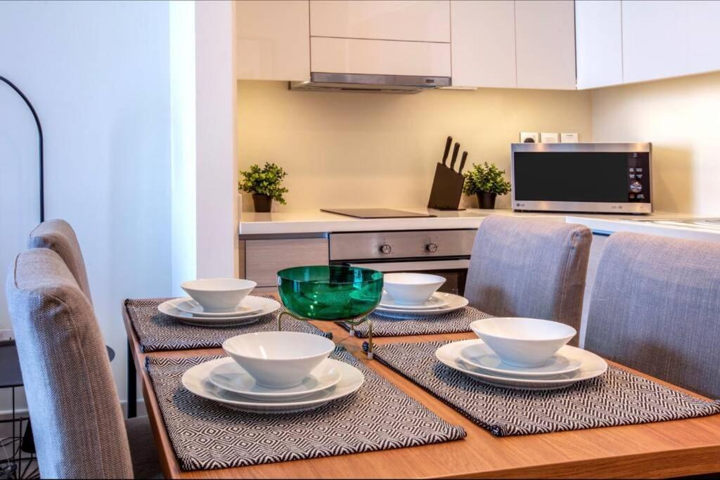 A Luxury Aprt 2 Bedrooms Balcony With Wonderful View Mall Access Hi Speed Wifi Beach Access & Much More For Family Only Samaheej المظهر الخارجي الصورة
